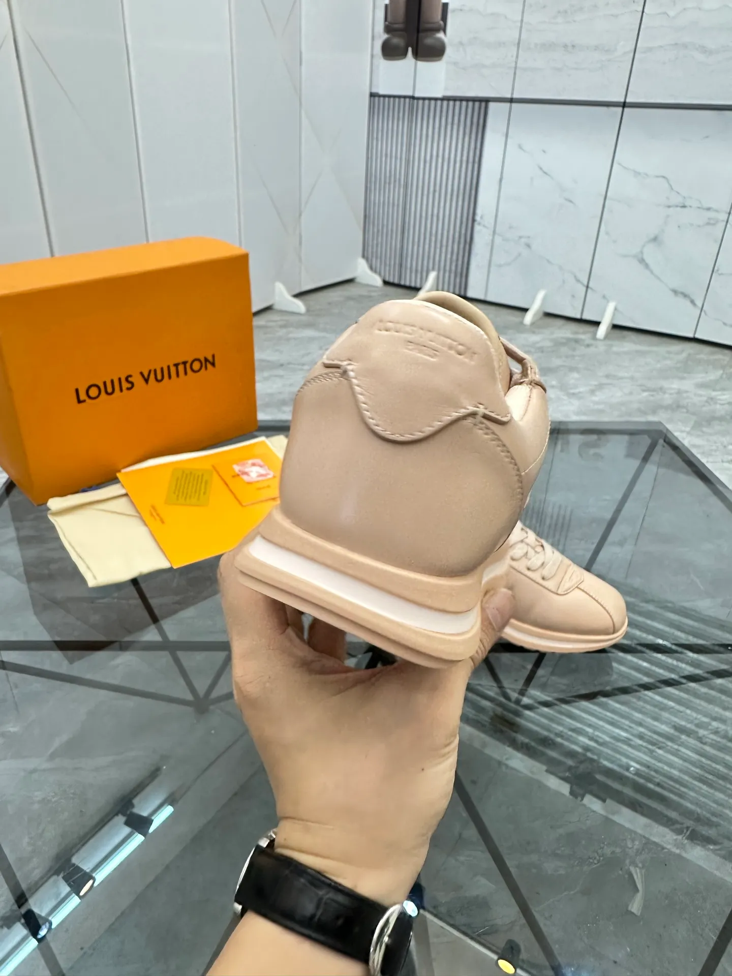 Men's shoes: 💰P700¥ Top quality Product trademark: LV* "Louis Vuitton*" low-top casual shoes Regular size: 35-45 (can be customized to 46) Couple style Product materials: Imported cowhide upper, breathable lining, original outsole. Number: two